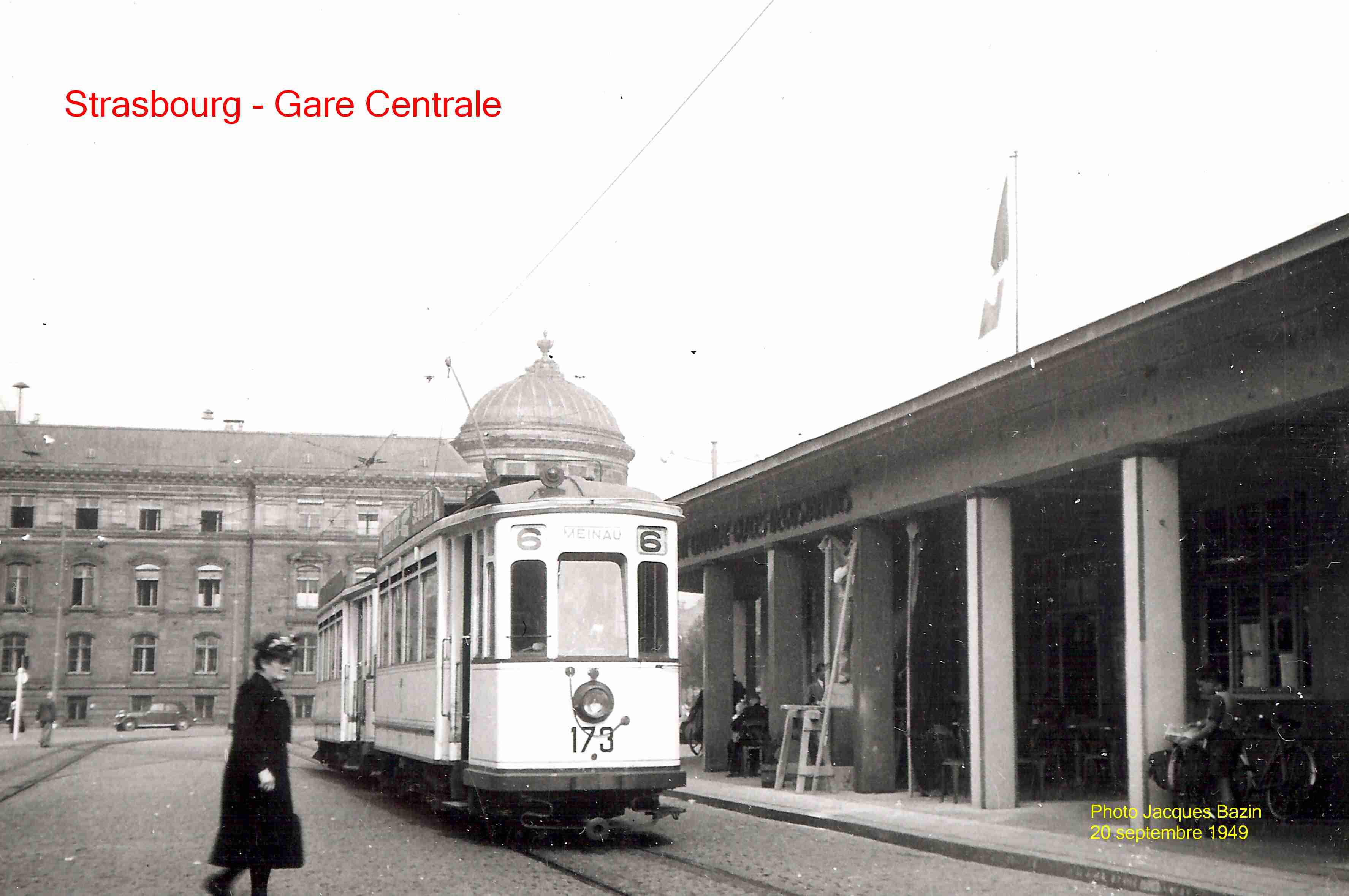 La motice n° 173 et une remorque de la ligne 6 stationnent Place de la Gare.